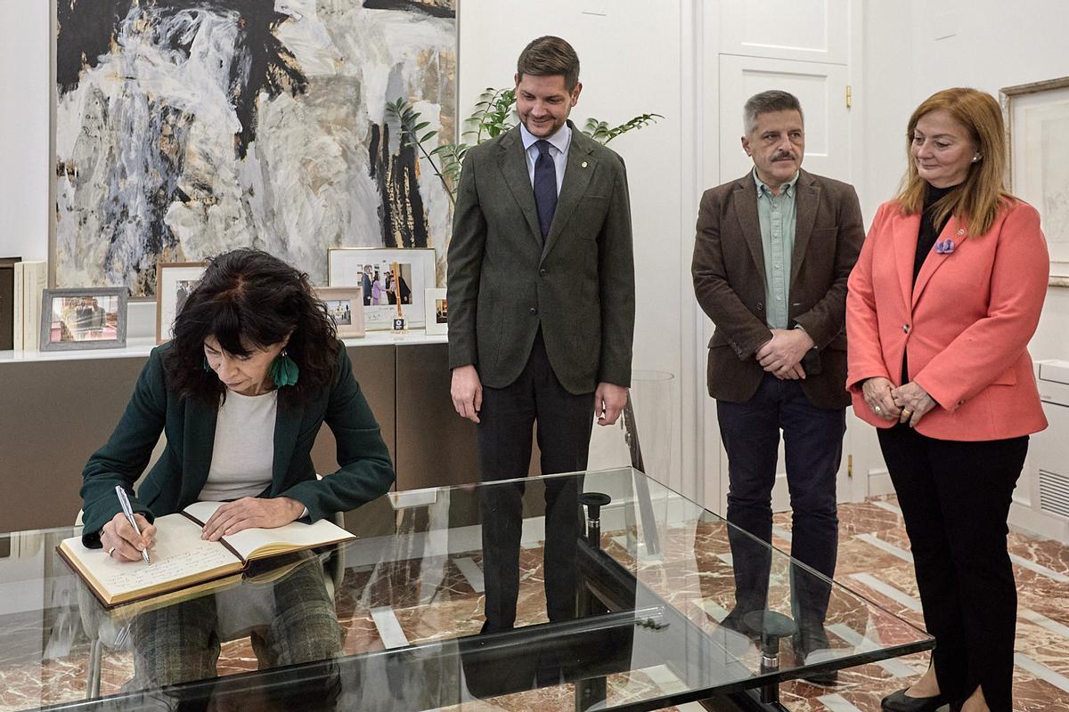 Redondo firma en el Libro de Honor.