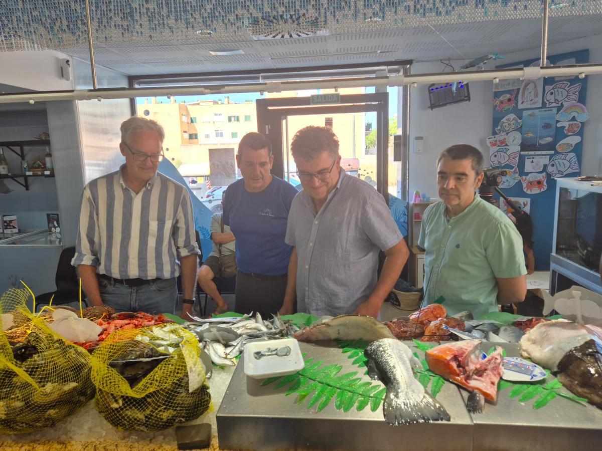 FOTOS | Visita de los responsables de la Conselleria a la pescadería. FOTOS | Visita de los responsables de la Conselleria a la pescadería.