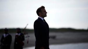 El presidente francés, Emmanuel Macron, asiste a una ceremonia en el monumento Croix du Souvenir, el martes 18 de junio de 2024.