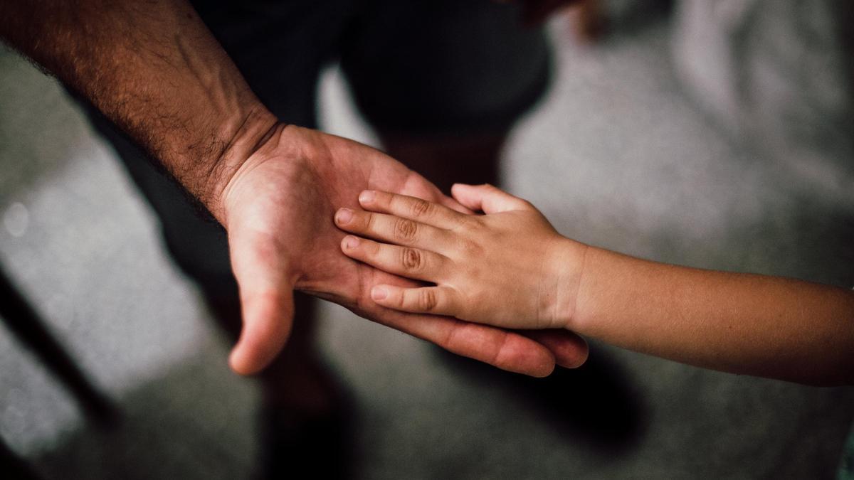 El crecimiento de las manos o de los pies es uno de los primeros síntomas de acromegalia