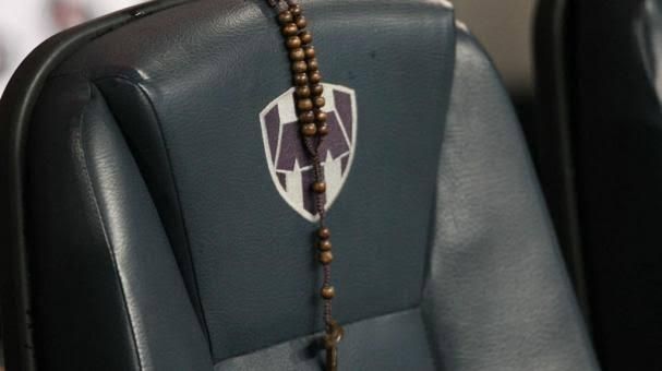 El rosario cuelga en uno de los asientos del banquillo del Monterrey.