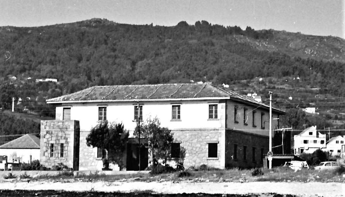 O antigo cuartel, no ano 1972. Cedida por Uxío Pazos Silva. | AC NÓS