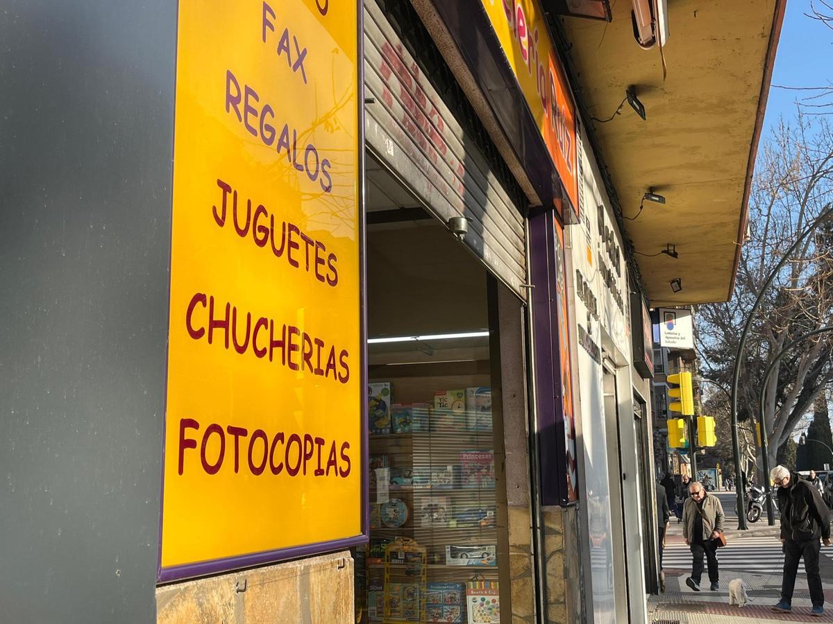 Vista ladeada de la Papelería Ruiz, en la avenida de San Juan de la Peña (Zaragoza)