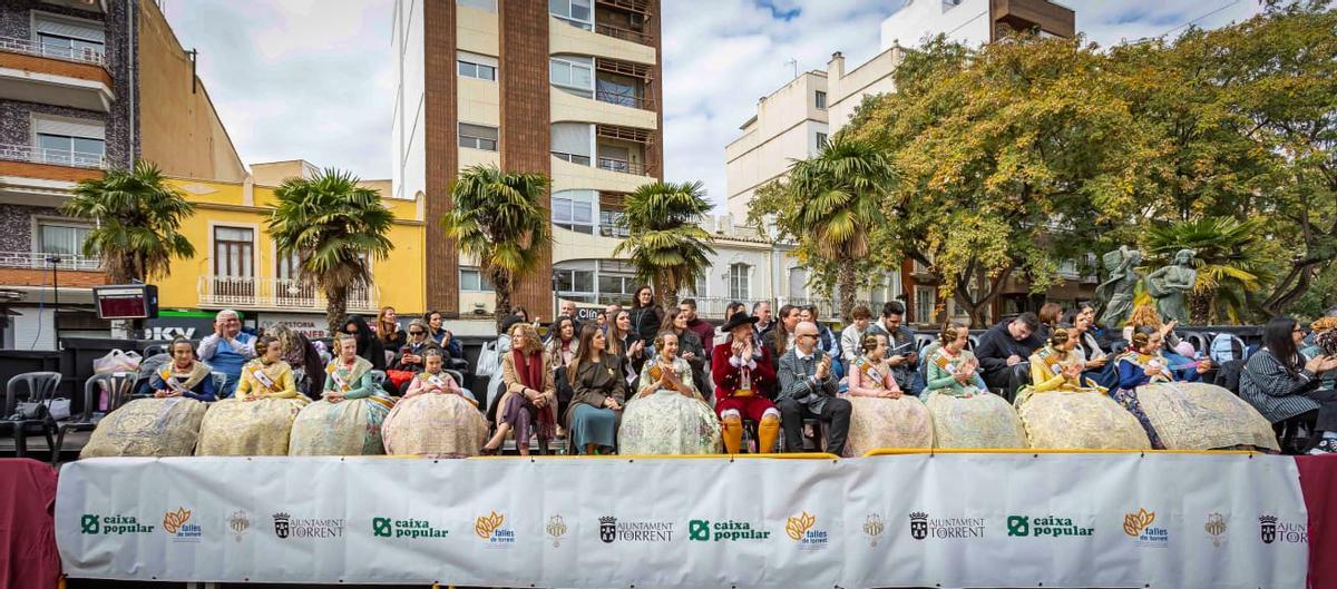Las autoridades disfrutan de la Calgata del Ninot Infantil de Torrent.