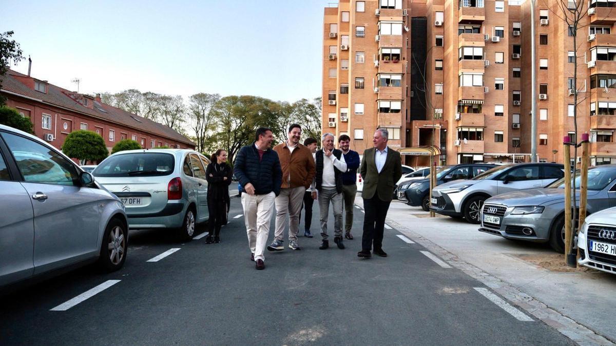 El alcalde de Sevilla visita la Plaza de la Fuensanta de Sevilla tras las obras