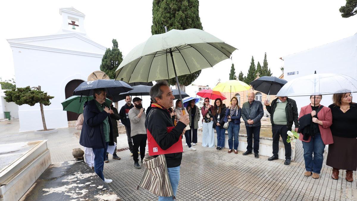 Un momento de la lectura poética celebrada en el Cementeri Vell.