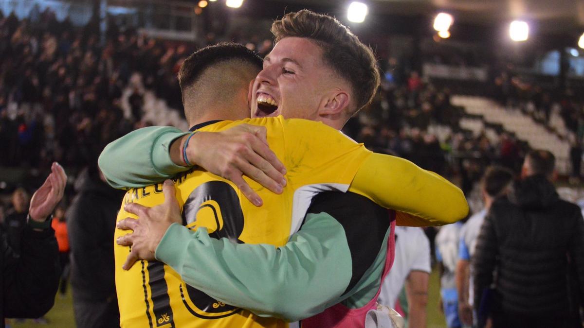 Juan Palomares se abraza con Sandoval, autor del gol, al final del partido.
