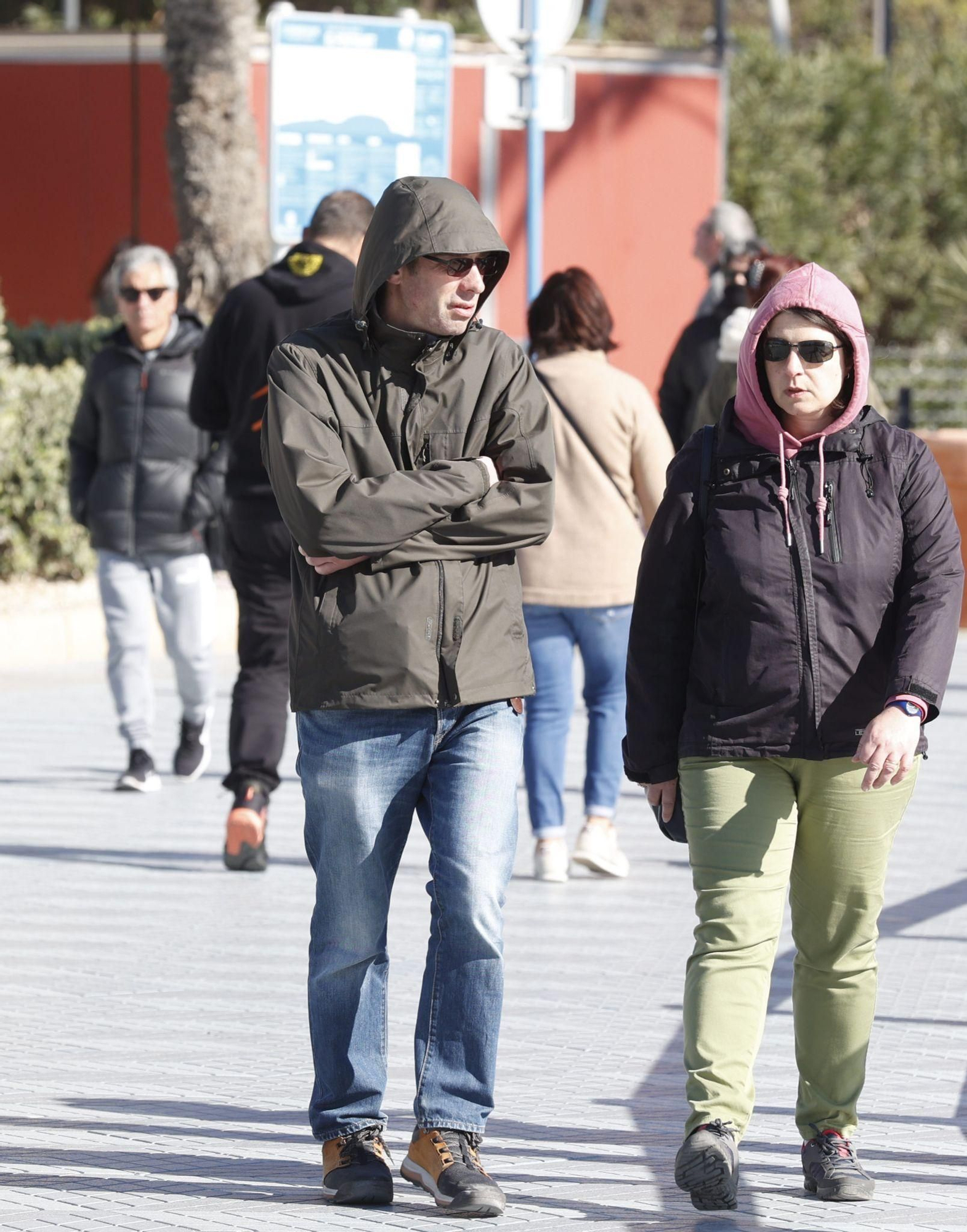 El frío intenso toma las calles de Alicante