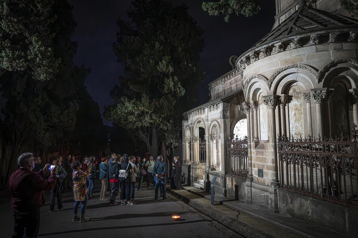 De noche entre tumbas en el cementerio de Montjuïc, el mayor de
