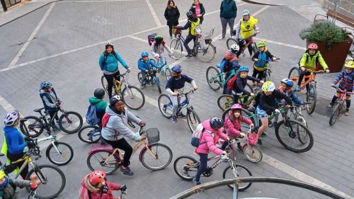 Més d’una vintena d’infants participen en la primera arribada del bicibús a Prats de Lluçanès | AJ. PRATS DE LLUÇANÈS