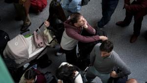 Viajeros en la estación de Atocha después del apagón eléctrico del día 28