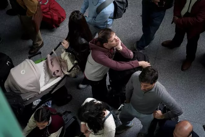 Viajeros en la estación de Atocha después del apagón eléctrico del día 28