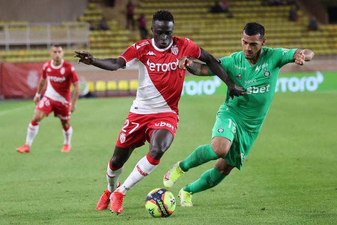 Miguel Trauco (derecha) ha sido uno de las opciones en la banda izquierda del Saint Étienne esta temporada, ya sea de lateral o de interior