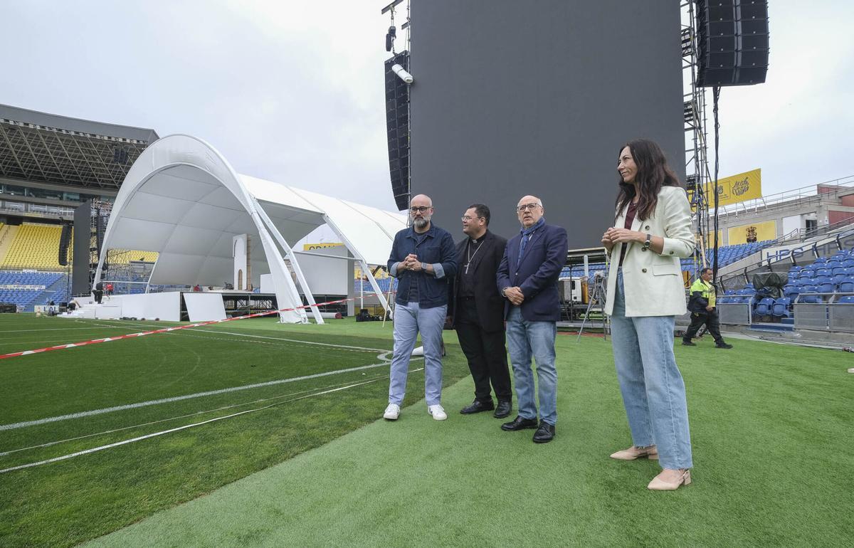 Preparativos en el Estadio de Gran Canaria para la misa del papa León XIV