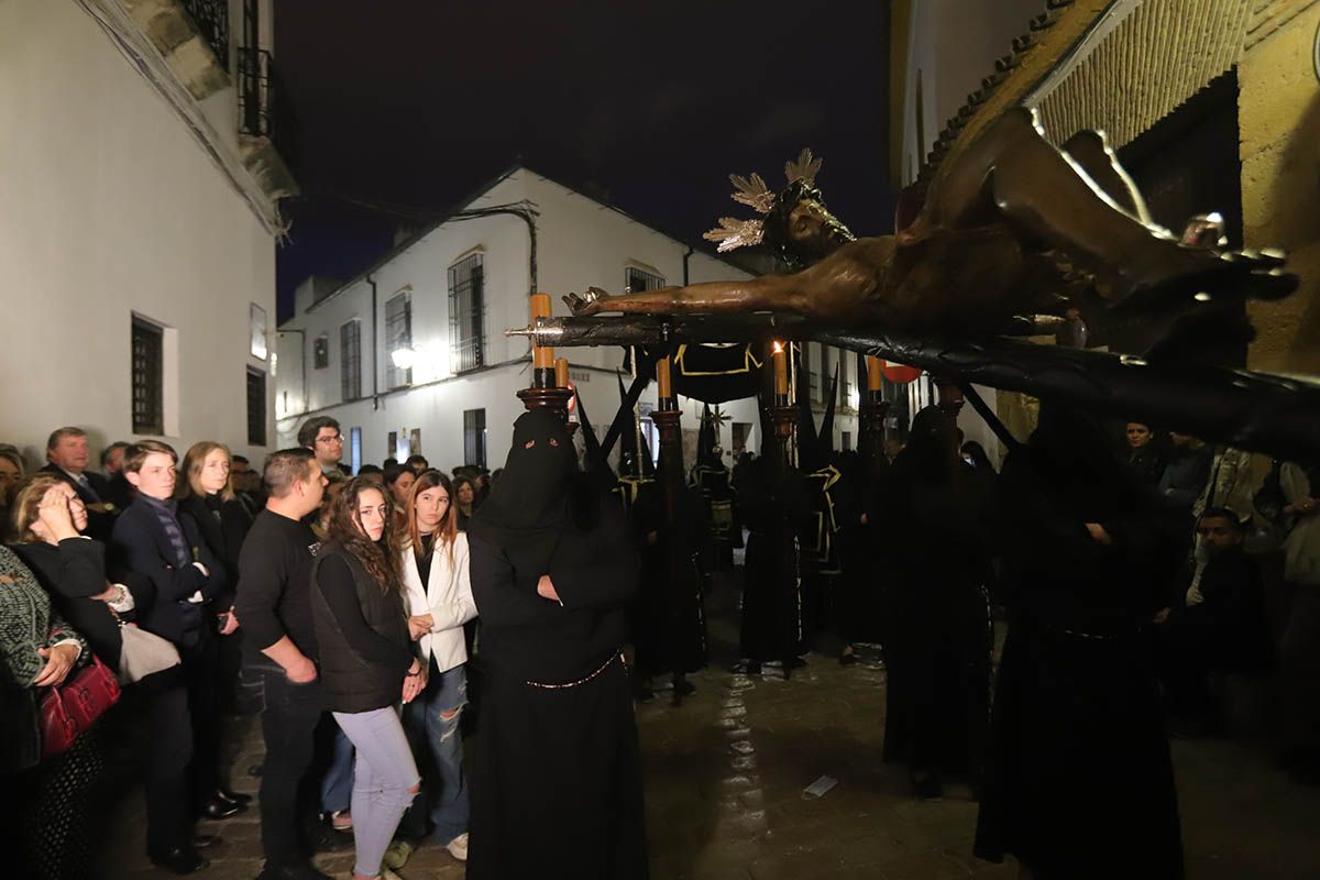 La cofradía del Vía Crucis desafía la lluvía