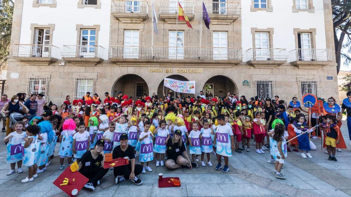 Color y alegría en el primer día de la Batucada en el Concello de Verín.   | // FDV