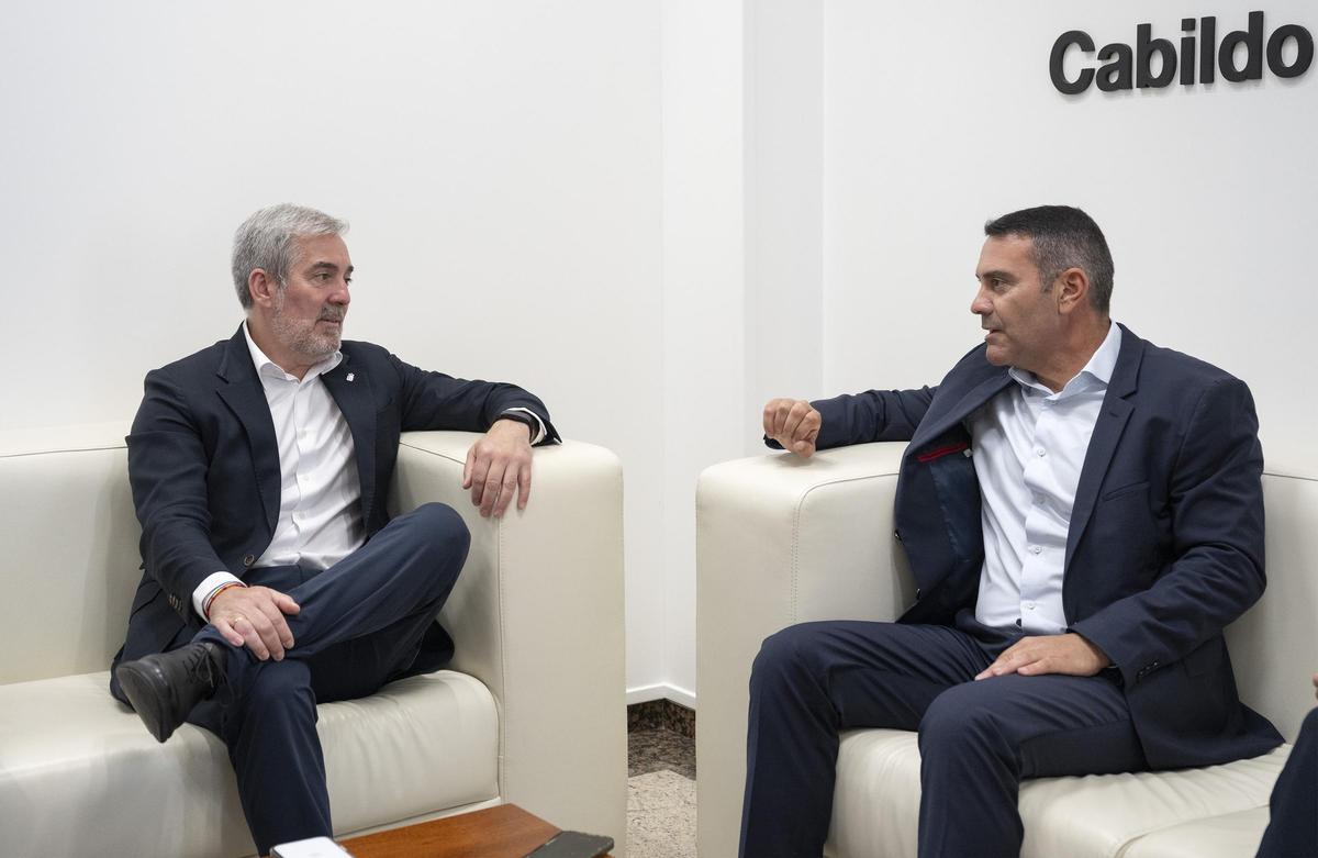 Fernando Clavijo (i) y Oswaldo Betancort, este miércoles, en el Cabildo de Lanzarote