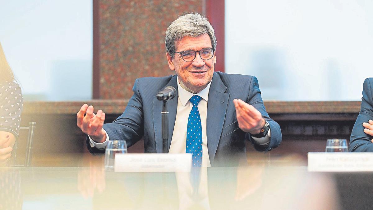 Escrivá ‘secunda’ a la patronal canaria y alerta sobre el coste de las bajas laborales