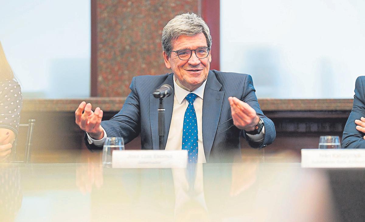 José Luis Escrivá, gobernador del Banco de España, exministro y expresidente de la AIReF, este jueves, en un instante de la charla en Tenerife.