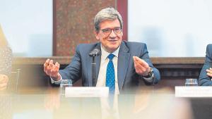 José Luis Escrivá, gobernador del Banco de España, exministro y expresidente de la AIReF, este jueves, en un instante de la charla en Tenerife.