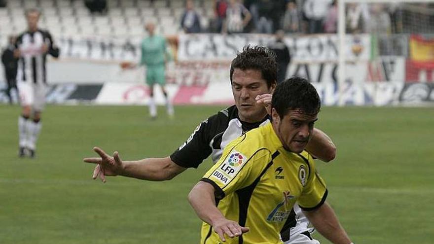 Manuel Ruz evita el avance de un jugador del Castellón