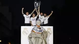 El Real Madrid celebra 'La Decimoquinta' como una gloriosa rutina y con un baño de masas