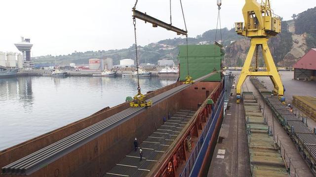 Embarque de productos siderúrgicos en el puerto de El Musel. |