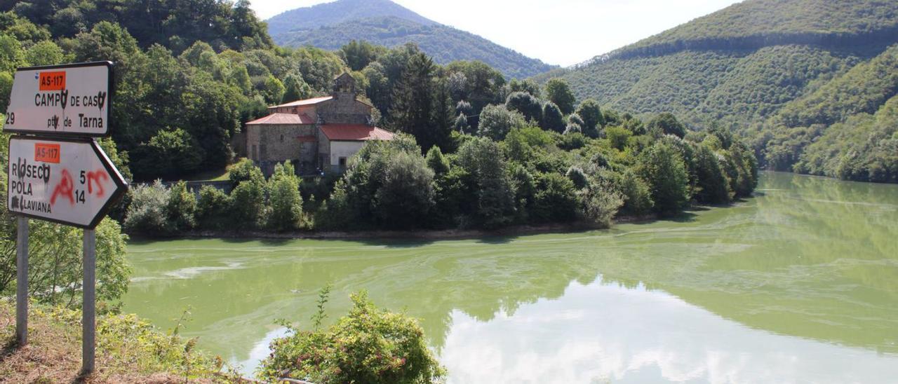 El pantano de Tanes, teñido de verde por las algas. | L. M. D.