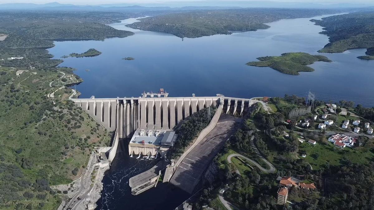 Panorámica del embalse y la presa de Alcántara.