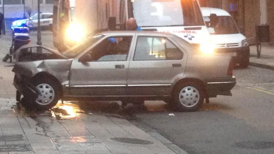 Estado en que ha quedado el coche accidentado en la calle Concepción Arenal