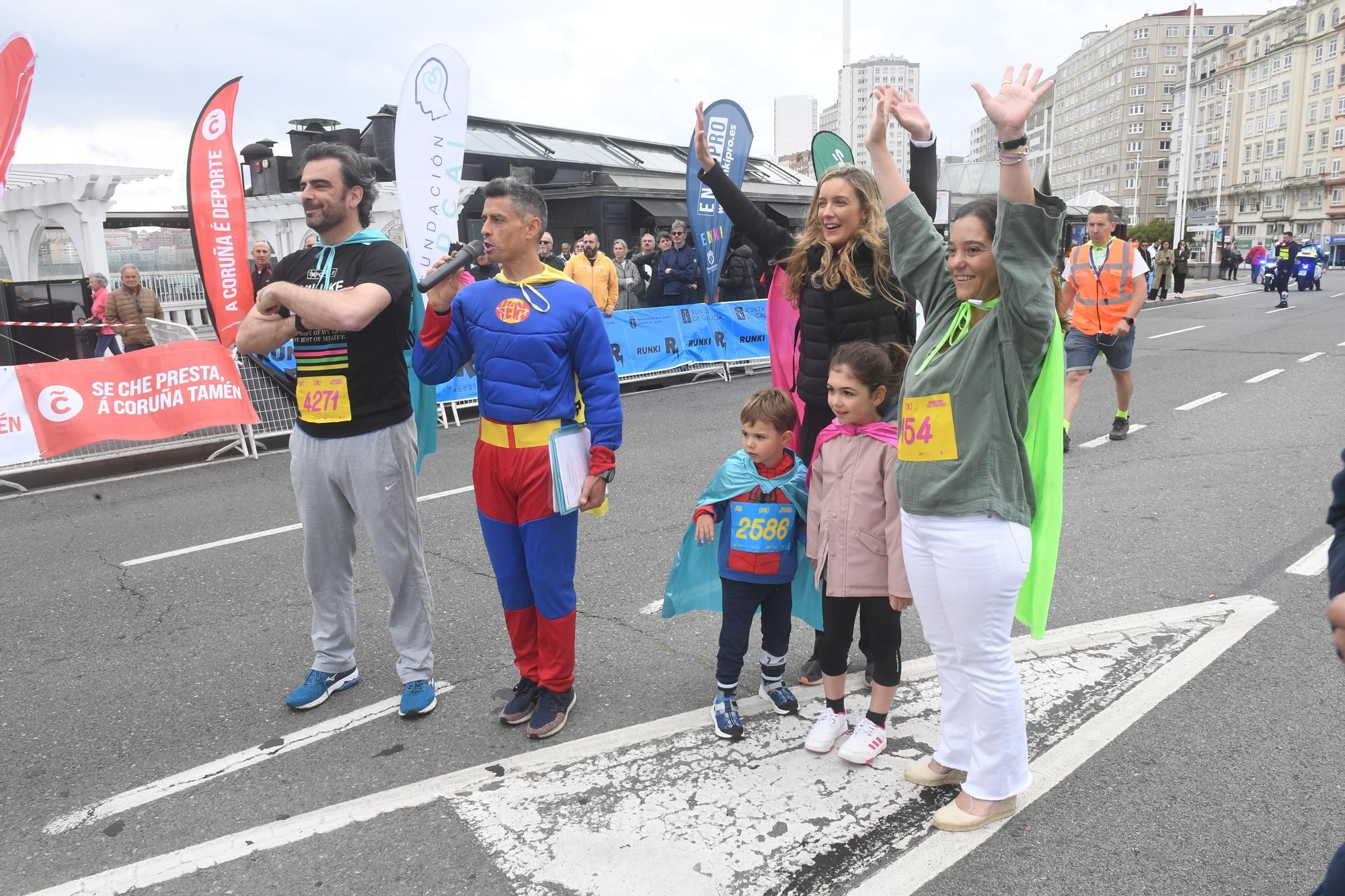 La carrera RUNKI, promovida por ENKI y Fundación Adcai inunda las calles de A Coruña con sus capas de superhéroes