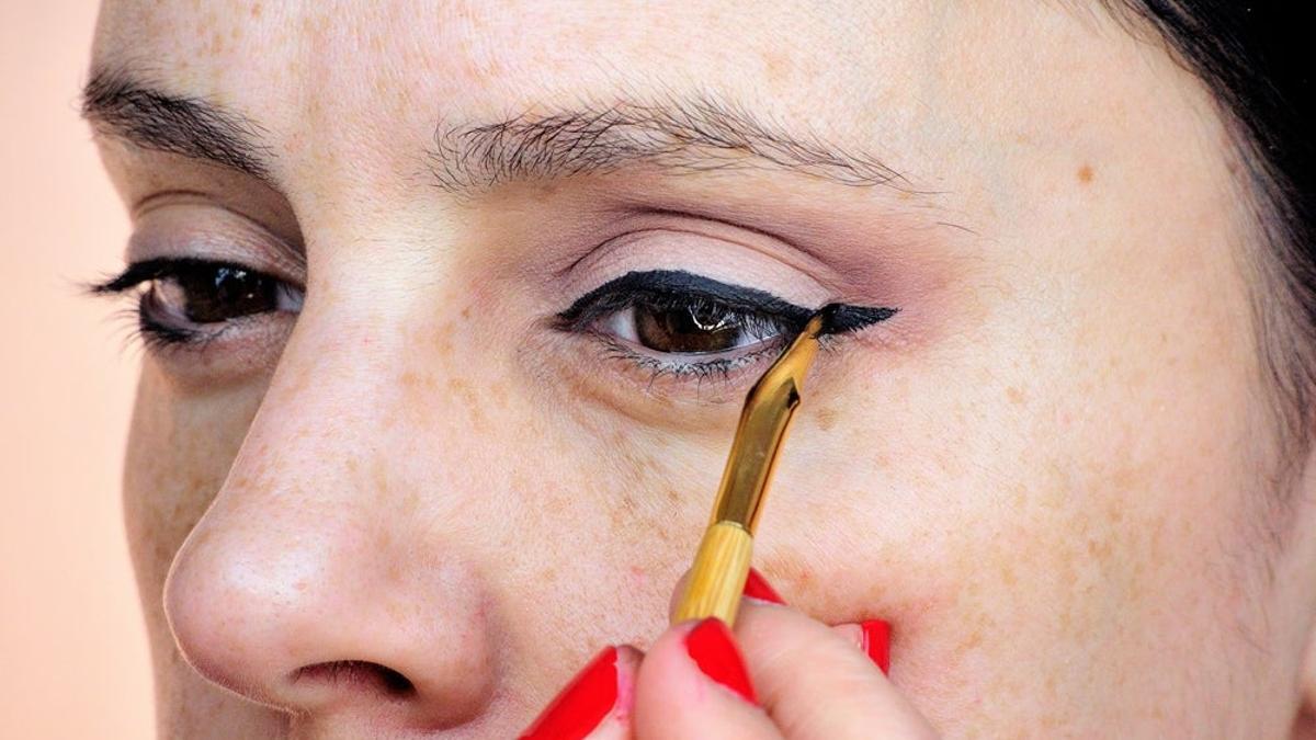 El eyeliner perfecto (y simétrico) existe, y para hacerlo solo necesitas unas tijeras