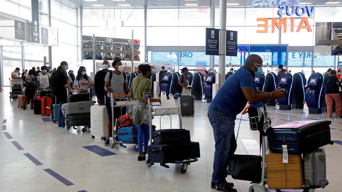 El tráfico aéreo sufre fuertes descensos a consecuencia de la pandemia.