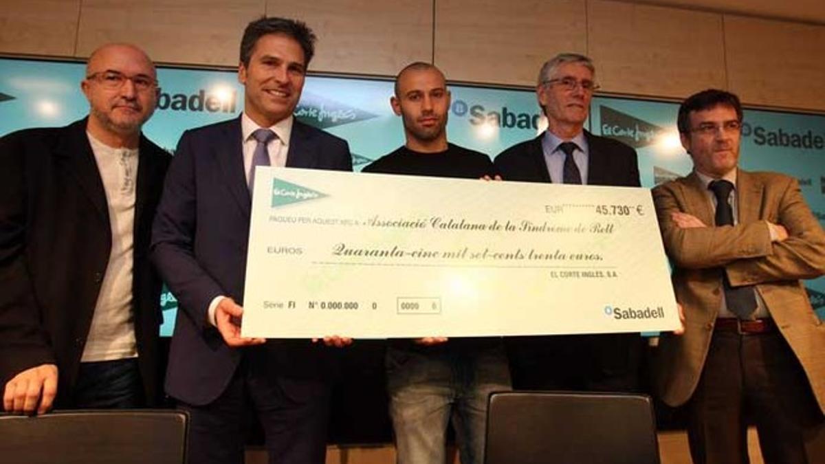 Javier Mascherano, en la ceremonia de entrega del cheque con la recaudación obtenida por el libro solidario 'Relatos Solidarios del Deporte'