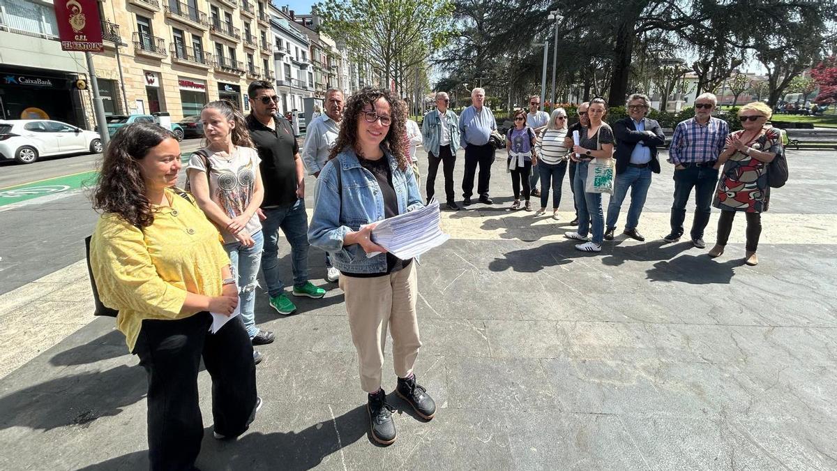 Entrega de firmas en el Ayuntamiento de Siero para forzar una consulta sobre la externalización del agua