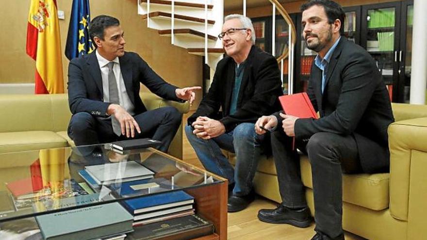 El socialista Pedro Sánchez amb Cayo Lara i Alberto Garzón, d&#039;IU