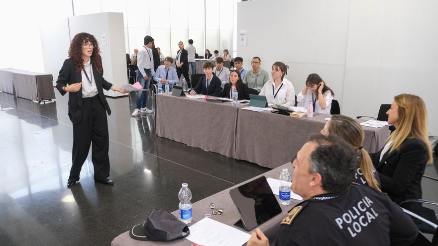 Doce equipos de seis centros educativos participan en el III Aula de Debate de Elche