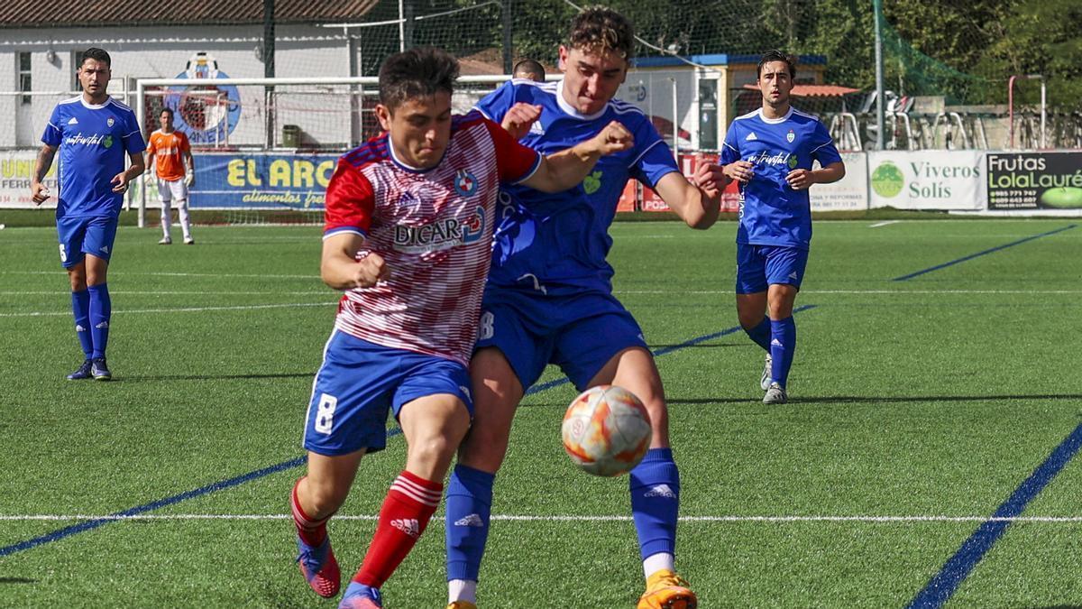 El jugador del Llanera René trata de marcharse de un rival del Covadonga en la primera jornada de liga