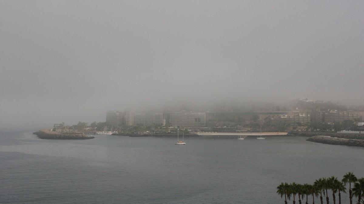 La niebla cubre Arguineguín, este miércoles.