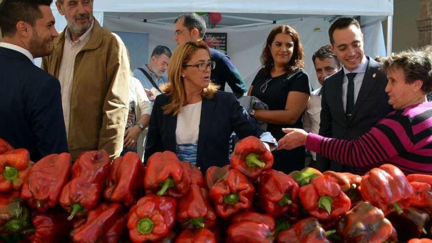 Dúo, Martín Pozo, Huerga y representantes de Ahurvabe visitan los puestos de la feria.