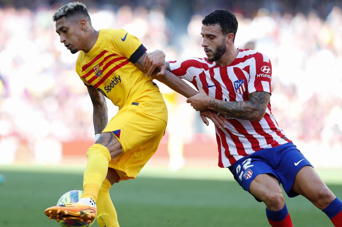 Barcelona's Brazilian striker Rapinha (L) duels for the ball with Atletico's defender Mario Hermoso (R) during the Spanish LaLiga soccer match between FC Barcelona and Atletico de Madrid at Spotify Camp Nou stadium in Barcelona, Catalonia, Spain, 23 April 2023. EFE/ Andreu Dalmau