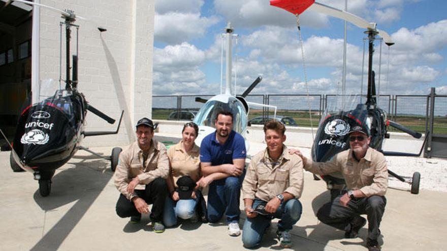 Los tres pilotos y miembros del equipo de apoyo con Gloria Hernández.