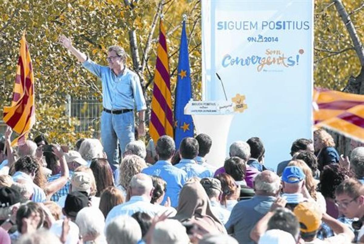 Mas saluda a los militantes de CDC que se dieron cita ayer en Manresa.