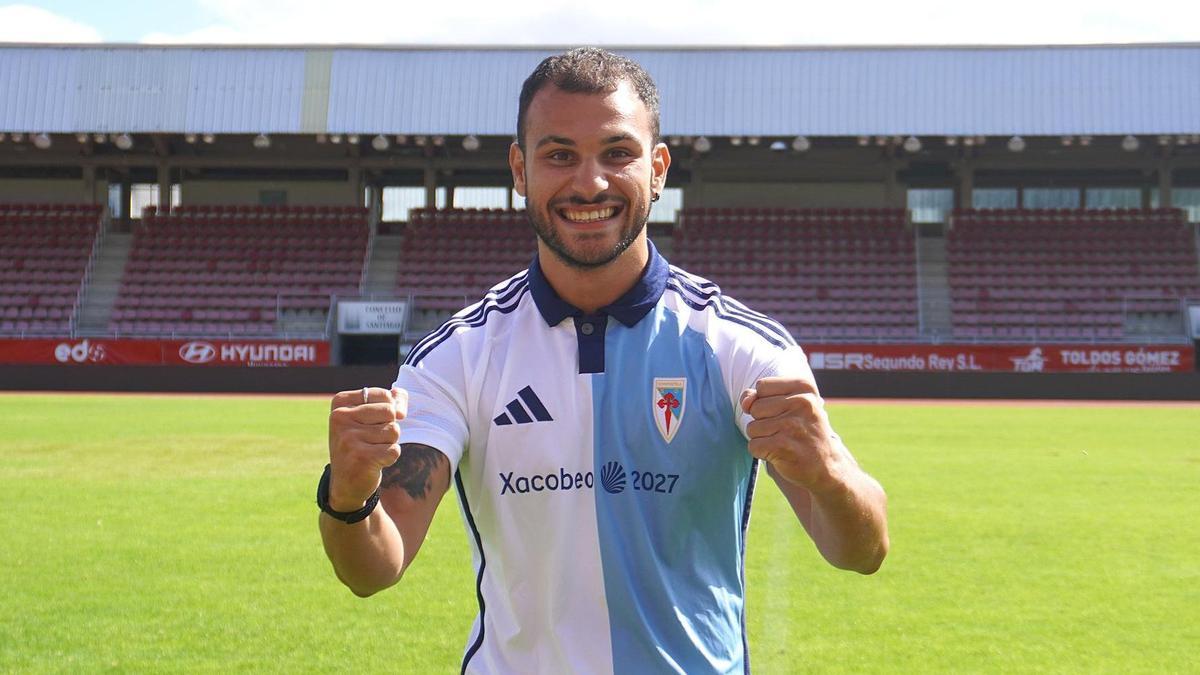 Roque con la camiseta del Compostela en el estadio de San Lázaro