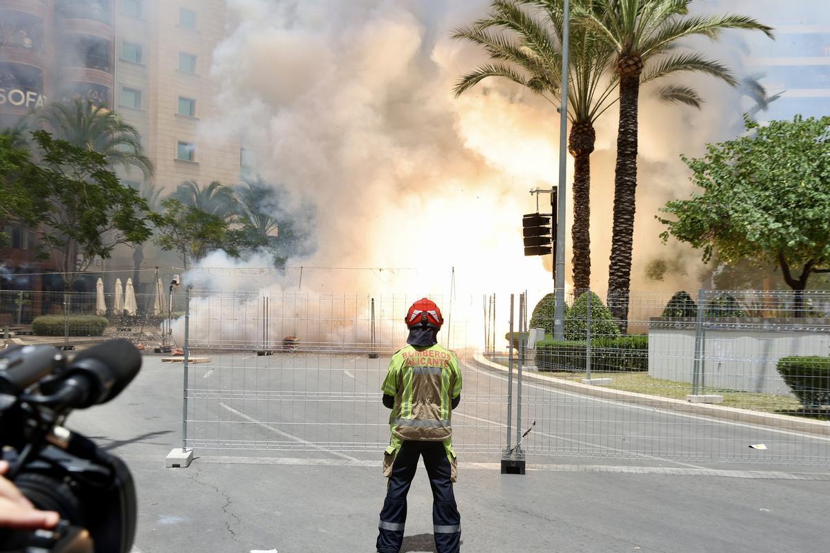 Tercera mascletà de Hogueras con Alicante, València y Castelló