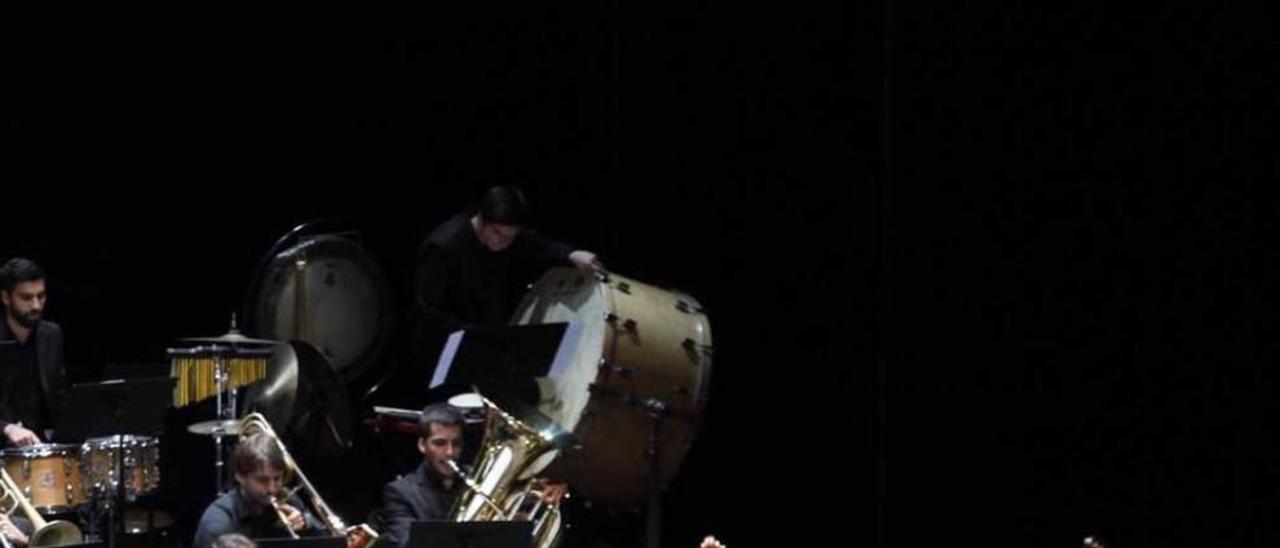 Mariano Rivas, dirigiendo a la formación musical ayer en la Laboral.