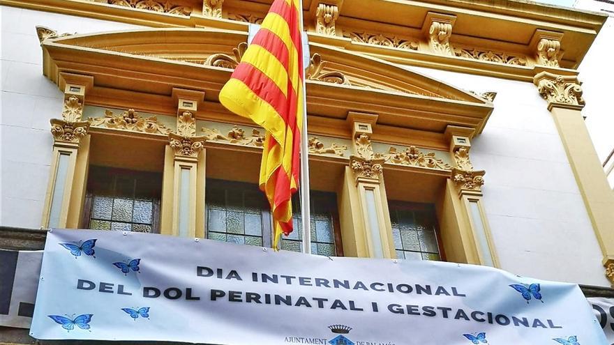 Pancarta commemorativa del Dia Internacional del Dol Perinatal i Gestacional, penjada al balcó de l&#039;Ajuntament de Palamós