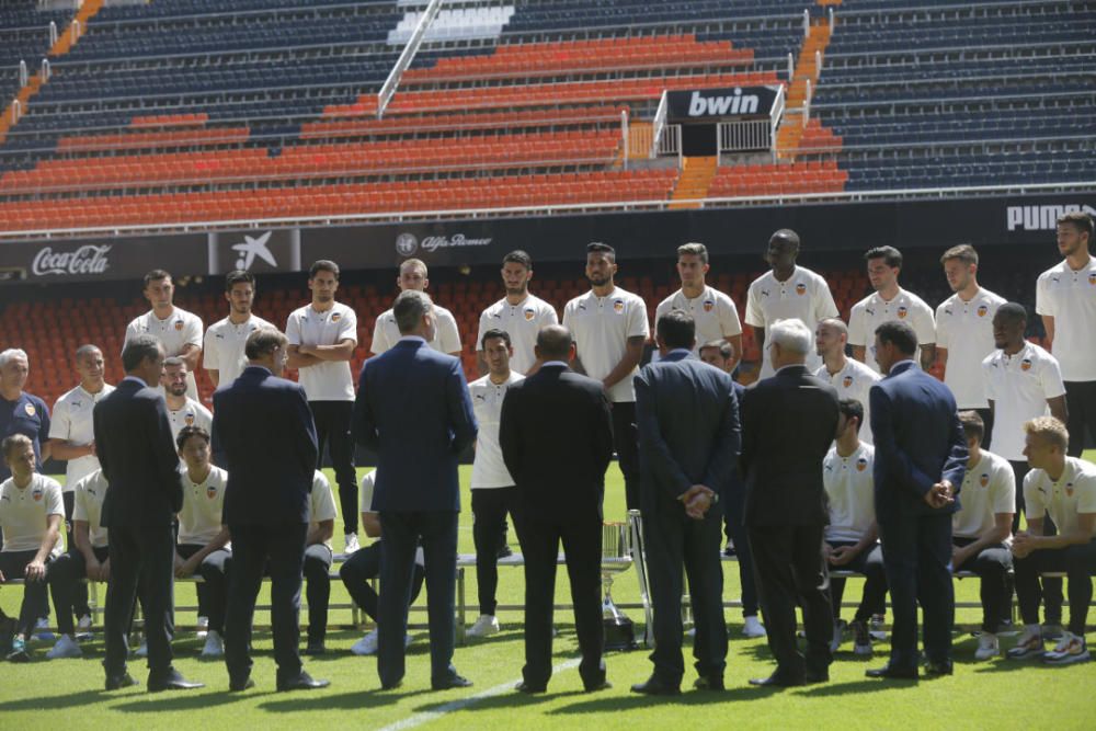 El rey Felipe VI felicita a la plantilla del Valencia CF por conseguir la Copa