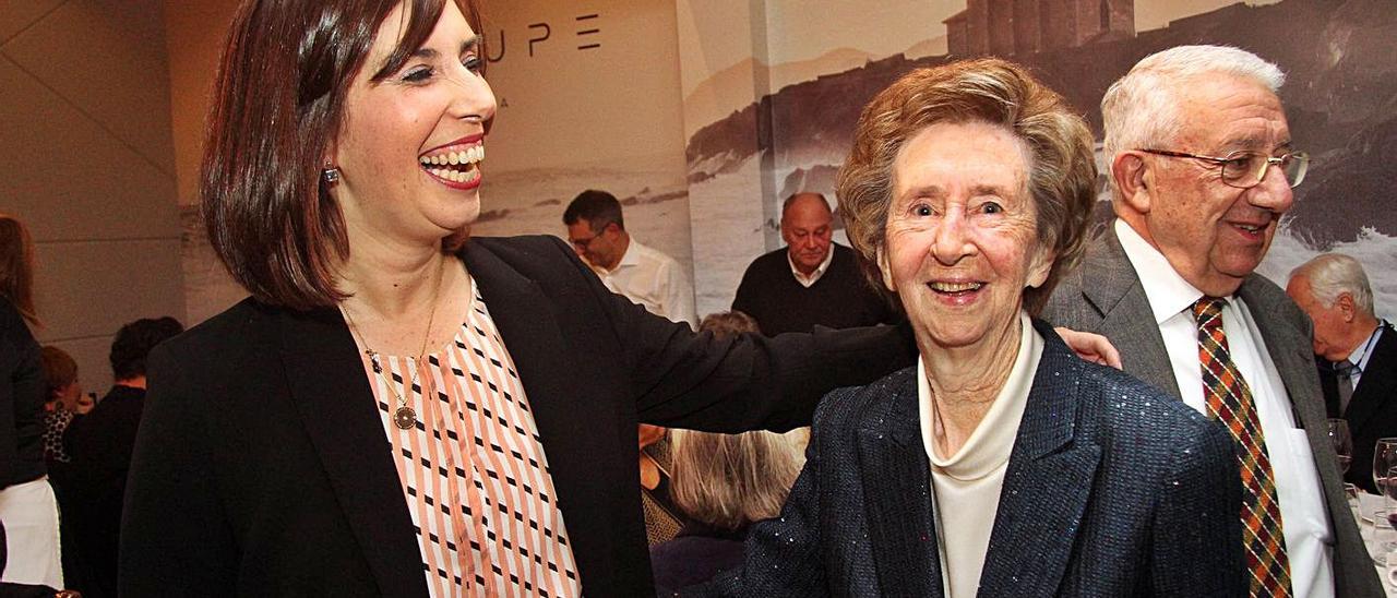 Lucía Viñuela, junto a su madre, el día de la celebración del 80.º cumpleaños de la profesora.