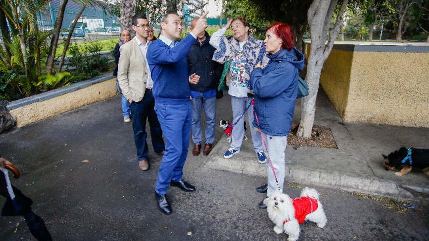 El alcalde Augusto Hidalgo habla con un grupo de vecinos.